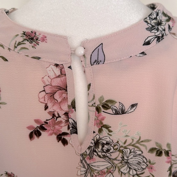Urban Romantics Pink Blush Floral Flowy Blouse M Tiered Bell Sleeves Keyhole - Picture 6 of 9